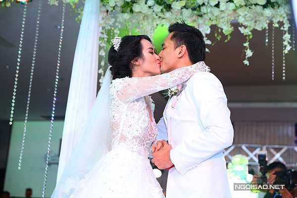 Cả hai cùng khoá môi nồng nàn sau những lời tâm sự ngọt ngào. 