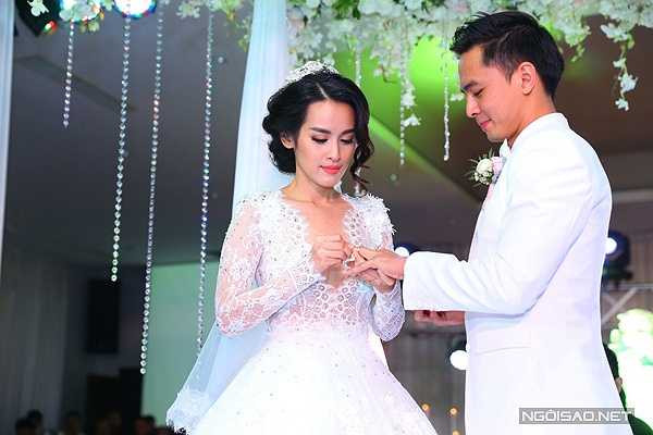 Trước sự chứng kiến của đông đảo khách mời, đôi uyên ương cùng trao nhẫn cưới. 