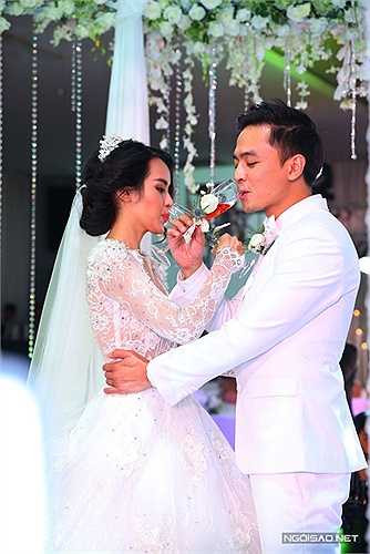 Cả hai còn cùng uống rượu giao bôi. 