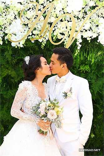 Trong ngày chính thức trở thành vợ chồng, Văn Anh - Tú Vi ngọt ngào trao nhau nụ hôn đắm đuối. 