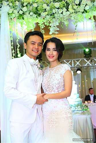 Sau khi hoàn thành các nghi lễ, Tú Vi thay váy cưới thứ hai để đi tiếp khách. 