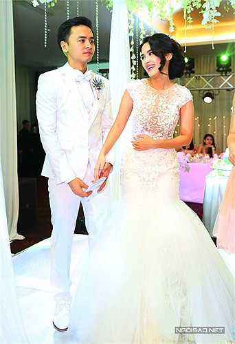 Cô cười không ngớt trong vòng tay của ông xã. 