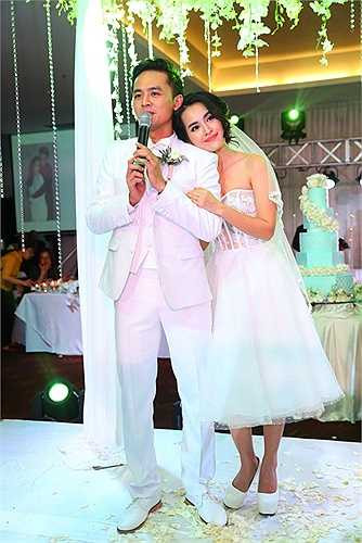 Ở phần cuối của hôn lễ, Tú Vi thay chiếc váy thứ ba. Bộ cánh cúp ngực, dáng xoè khiến cô trẻ trung hơn. Khi ông xã nói lời cám ơn bạn bè, người thân đã đến dự ngày vui của hai người, Tú Vi nép sát vào người chồng. 