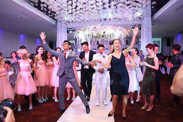  Quang Đăng lôi kéo Ái Phương mở màn cho màn nhảy múa, tạo không khí vui vẻ cho tiệc cưới của Văn Anh - Tú Vi.