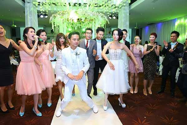 Cô dâu, chú rể cùng dàn phù dâu, phù rể và các vị khách cũng hoà mình vào giai điệu sôi động.
