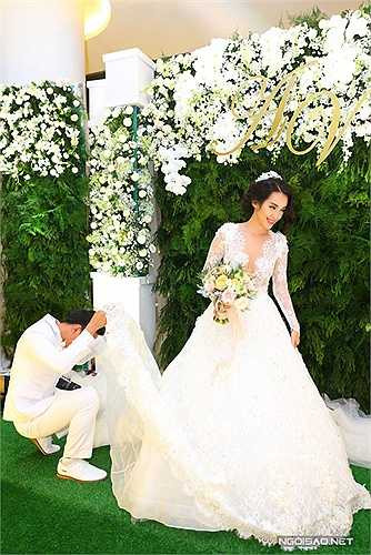 Khi chỉnh sửa soiree cho cô dâu, chú rể Văn Anh tinh nghịch trêu đùa chui vào váy vợ.