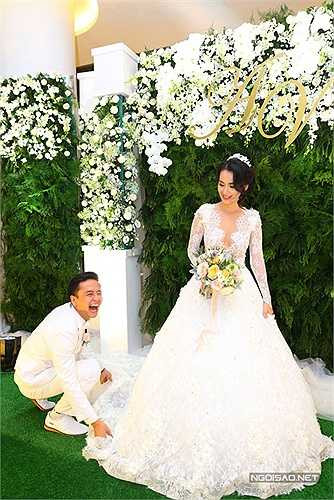 Anh cười phá lên vì hành động quá tinh quái của mình. 