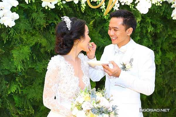 Dù vậy, Văn Anh rất chu đáo chăm sóc cho vợ. Anh đút bánh cho Tú Vi ăn lót dạ vì sợ cô đói bụng.