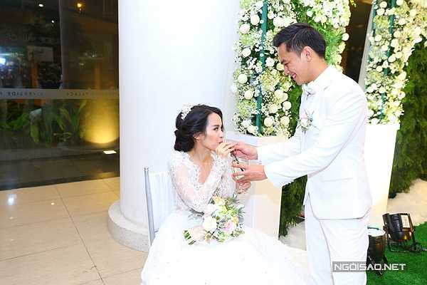 Anh còn nhẹ nhàng đưa nước cho cô uống trong lúc tiếp khách.