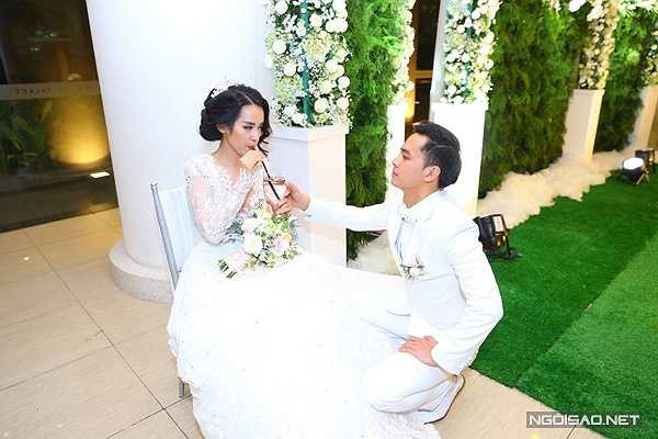 Sự galant tỉ mỉ của tân lang là điều Tú Vi càng thấy yêu anh hơn.