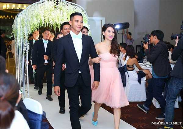 Khoảng 18h30, hôn lễ chính thức được cử hành với sự dàn phù dâu, phù rể bước vào lễ đường.