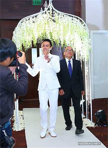 Chú rể Tú Anh hạnh phúc trong tiếng hò reo chúc mừng của các vị khách. 