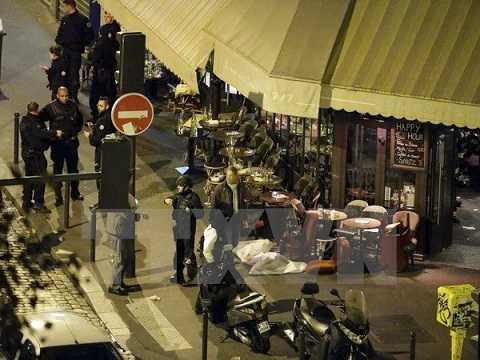 Cảnh sát điều tra tại hiện trường vụ tấn công khủng bố ở nhà hàng trung tâm Paris Cảnh sát điều tra tại hiện trường vụ tấn công khủng bố ở nhà hàng trung tâm Paris