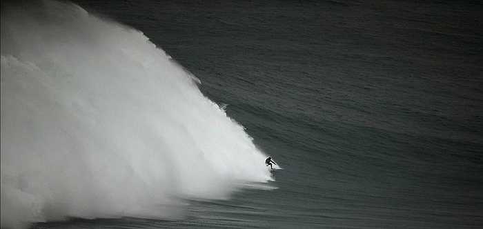 Làng Praia do Norte, Nazare, Bồ Đào Nha là nơi có những con sóng cao hàng đầu thế giới. Chính vì vậy, mỗi năm ở khu vực biển này thu hút nhiều người đam mê lướt ván từ khắp nơi