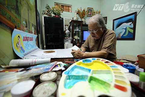 Căn nhà nhỏ của ông nằm trên phố Hoàng Hoa Thám, trên bàn đầy là những màu vẽ, giấy báo tường, ông Vũ Đức Quỳnh, người họa sỹ già đang cặm cụi vẽ nốt tờ báo để kịp giao cho khách.