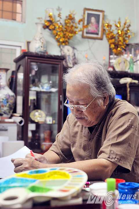 Chuyện làm báo tường với ông chẳng khó nhọc gì, đơn giản vì ông là họa sĩ. Tốt nghiệp khóa Trung cấp mỹ thuật Điện ảnh năm 1963, ông được cử về Hãng phim Tư liệu - Khoa học Trung ương. Cái duyên báo tường đến với ông từ năm 1968, khi ông nhập ngũ và chiến đấu tại Đoàn 559 - Bộ đội Trường Sơn.