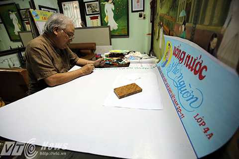 Khi giải ngũ, ông tiếp tục theo học khoa Thiết kế mỹ thuật Sân khấu và trở lại làm nghề họa sỹ. Cái nghề họa sĩ thời bao cấp lương ca cọc ba đồng nhưng ông quyết tâm bám trụ vì nó không chỉ là cái nghiệp, đó còn là đam mê, niềm vui của ông. Ông tâm sự, ‘Lương hưu ba cọc ba đồng, còn vợ con, mình phải kiếm thêm thôi, có những năm tôi phải mang bút lông, màu vẽ ra ngoài vỉa hè đường Hoàng Hoa Thám để kiếm sống.’ 