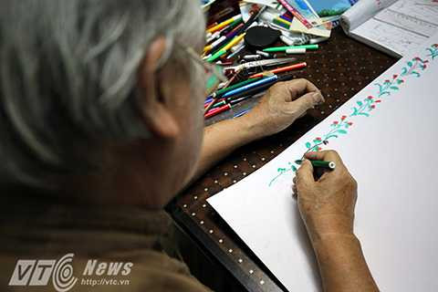 Ông chia sẻ, vẽ báo tường một phần là ý tưởng của khách hàng đồng thời mình cũng phải sáng tạo sao cho nhiều hơn những gì mà họ yêu cầu. Chính vì vậy, mỗi tờ báo tuy cùng nội dung, cùng dòng chữ nhưng lại có những nét riêng độc đáo khiến khách hàng, nhất là đám học trò mê tít tờ báo tường của ông. 