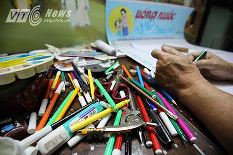 Mỗi tờ báo tường bình thường ông Quỳnh trung bình mất 1 ngày đêm để hoàn thiện, nhưng một số người yêu cầu cầu kỳ hơn, có khi ông phải mất 2 3 ngày để làm xong. Bây giờ sức khỏe ông không còn được như trước nên mỗi dịp Tri ân Ngày nhà giáo Việt Nam, ông chỉ nhận vẽ khoảng 20 bức báo tường. 