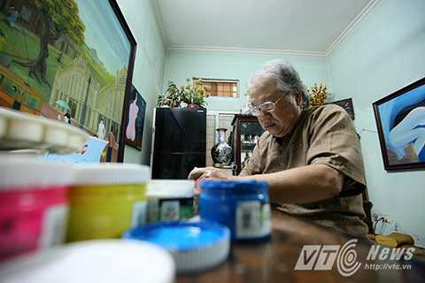 Trong căn phòng nhỏ treo đầy những bức tranh sơn dầu do chính ông vẽ, bên góc tường, những bài báo viết về ông được đóng khung cẩn thận treo lên. Ông Quỳnh thở dài, vẽ báo tường với ông bây giờ không chỉ là một nghề kiếm sống mà đó là còn là đam mê, niềm vui khi về già chứ không muốn ai theo ‘nghề’ này.