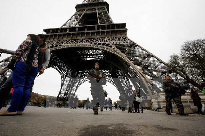 Binh sỹ Pháp tuần tra tại Tháp Eiffel ở Paris sau các vụ tấn công