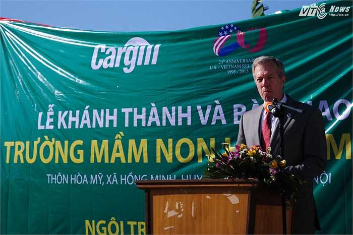 Đại sứ Osius trong lễ khánh thành, đây là ngôi trường thứ 75 mà Cargill xây dựng ở Việt Nam bằng quỹ Cargill Care