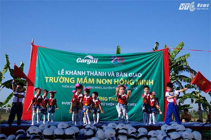 Các em nhỏ biểu diễn bài múa 'Hoàng Sa, Trường Sa là của Việt Nam' trong lễ khánh thành