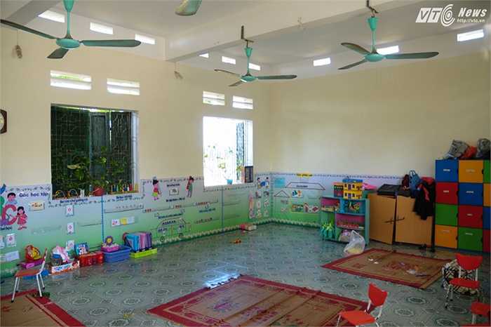 Bên trong phòng học các thiết bị được lắp đặt đầy đủ cho cô trò trường mầm non Hồng Minh