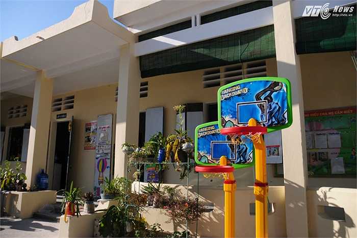 Ngoài sân có nhiều thiết bị vui chơi, học tập thể chất cho các em (Tùng Đinh/Thực hiện)
