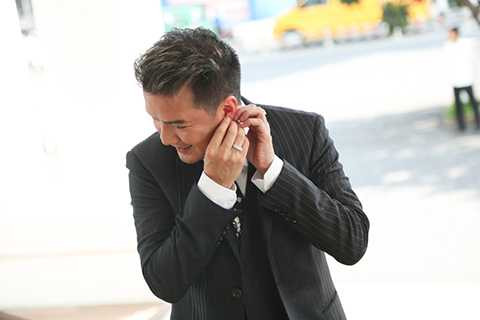 Đàm Vĩnh Hưng xuất hiện từ khá sớm để chuẩn bị cho buổi họp báo.