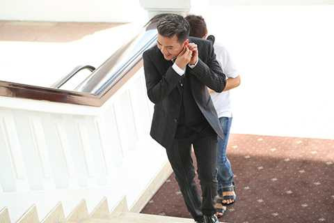 Thời gian này, anh khá bận rộn cho các kế hoạch âm nhạc của mình. Và việc thường xuyên phải di chuyển nhiều nơi đã ảnh hưởng không ít đến sức khỏe của Đàm Vĩnh Hưng. Thế nhưng, anh vẫn luôn giữ nụ cười và sự rạng rỡ trên gương mặt mỗi khi xuất hiện trước công chúng. Trong ảnh, nam ca sĩ chỉnh trang lại bông tai trước khi bước vào sảnh họp báo. 