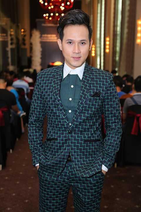 Nam ca sĩ Nguyên Vũ dành thời gian đến chia vui cùng Đàm Vĩnh Hưng. 