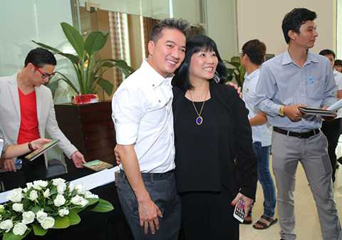 Nữ danh ca Cẩm Vân vui mừng chia sẻ niềm vinh dự cùng Đàm Vĩnh Hưng.