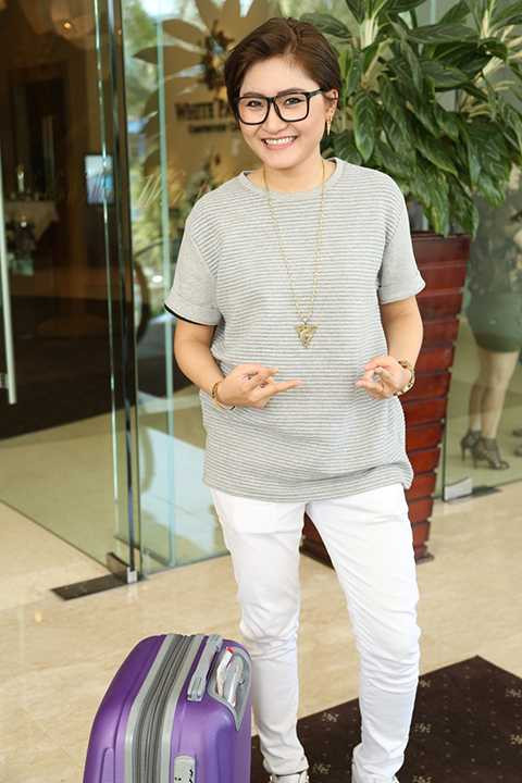 Cô học trò Vicky Nhung vừa xuống sân bay đã vội đến chúc mừng thầy Đàm Vĩnh Hưng. 