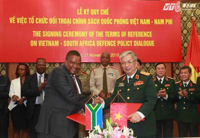 Thượng tướng Nguyễn Chí Vịnh và Tiến sĩ S.M Gulube ký Quy chế TOR - Ảnh: Hồng Pha