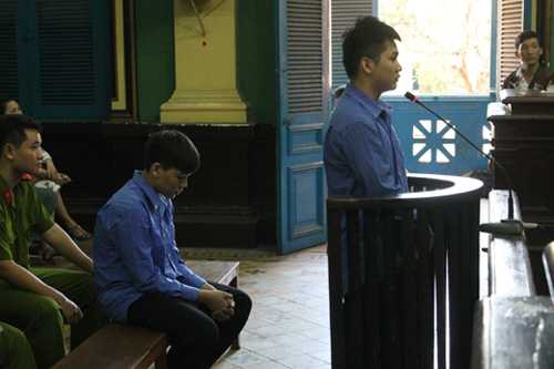Hai bị cáo trước vành móng ngựa.