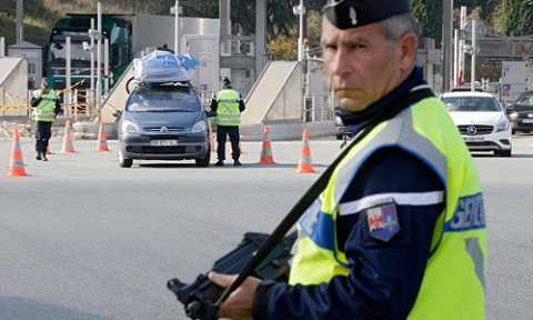 Cảnh sát Pháp canh gác biên giới sau khi xảy ra vụ khủng bố