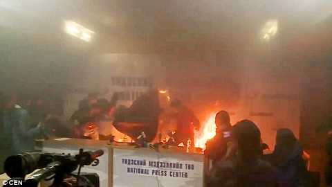 Những người có mặt nhanh chóng dập tắt ngọn lửa