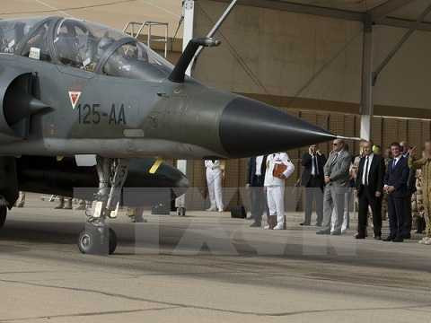 Máy bay chiến đấu Mirage 2000 của quân đội Pháp chuẩn bị cất cánh từ căn cứ không quân ở Jordan