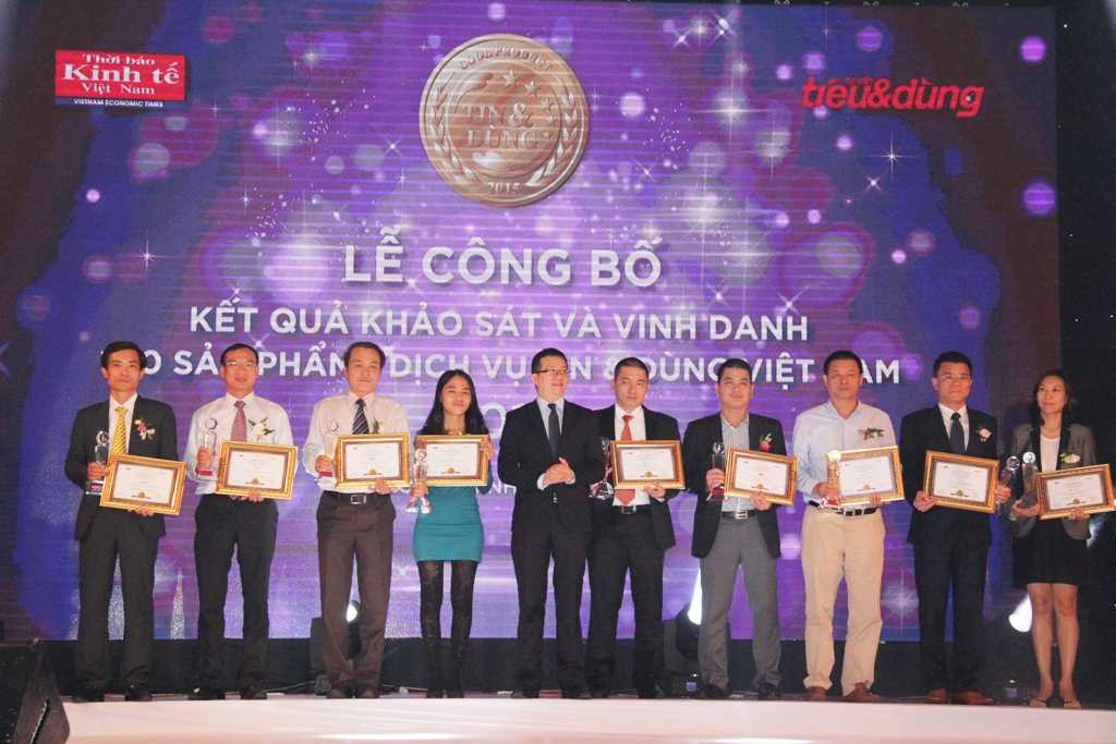 Ban tổ chức trao giải thưởng “Top 100 sản phẩm/dịch vụ được Tin & Dùng năm 2015” cho đại diện SeABank
