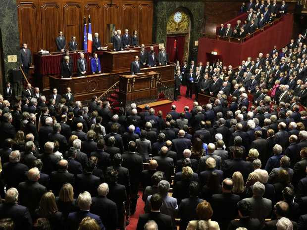 Tổng thống Pháp Francois Hollande dành một phút mặc niệm trước khi phát biểu tại cung điện Versailles ngày 16/11