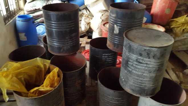 Những thùng chứa chất độc Auramin để phối trộn trong quá trình sản xuất thức ăn chăn nuôi - Ảnh: Báo Lao động