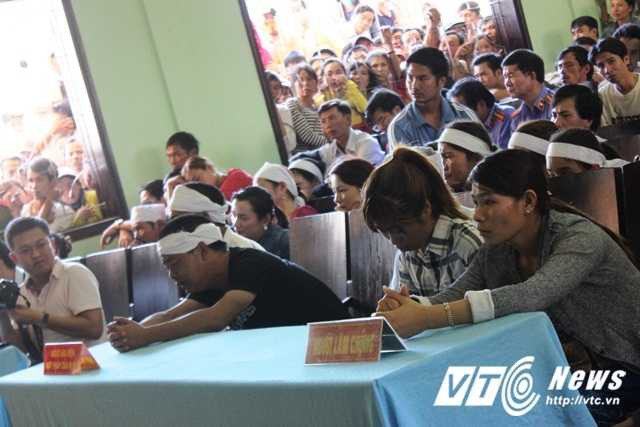 Người nhà nạn nhân khóc ngất tại phiên tòa.