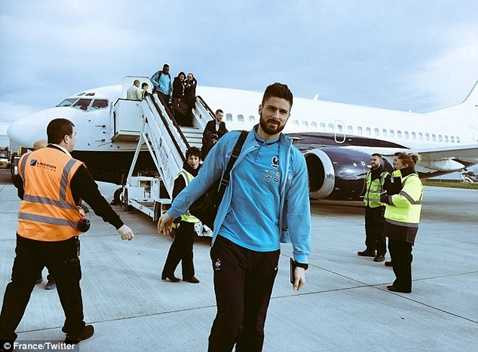 Tiền đạo Arsenal, Giroud tươi cười bước xuống sân bay Tiền đạo Arsenal, Giroud tươi cười bước xuống sân bay