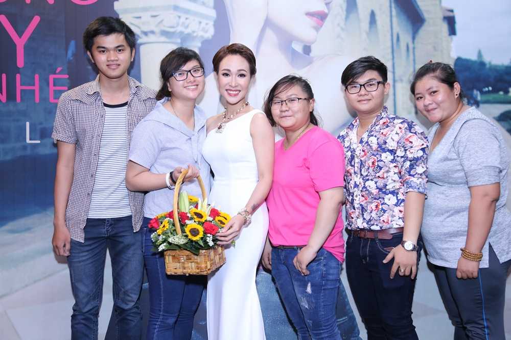 Uyên Linh và người hâm mộ.