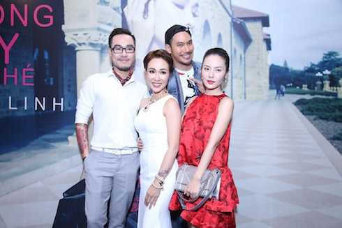 Hai người bạn thân là Phương Linh, NTK Lý Quý Khánh cùng nhạc sỹ Đinh Huy cũng đến chúc mừng nữ ca sỹ. 