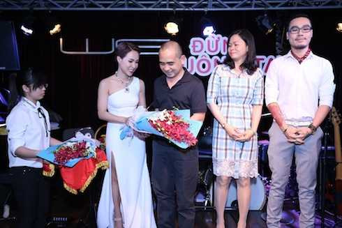 Uyên Linh tặng hoa cho NSX Đức Trí, đại diện công ty sơn Toa Việt Nam và nhạc sỹ Đinh Huy. 