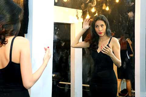 Nữ ca sĩ chỉnh trang trước giờ quay hình. 