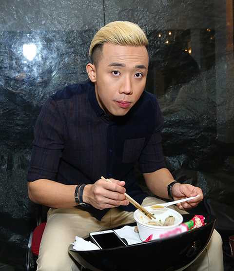 Trấn Thành ăn vội qua bữa để kịp giờ quay hình. 