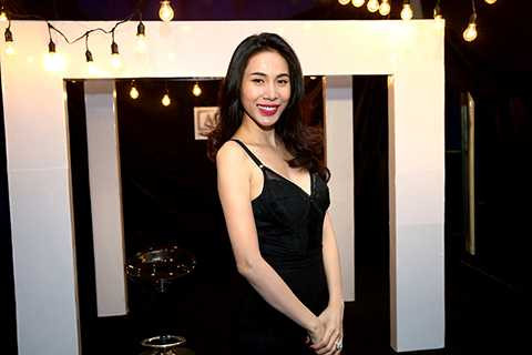 Theo như dự kiến ban đầu, ca sĩ Thủy Tiên sẽ cùng với Công Vinh làm Giám khảo khách mời cho chương trình Cười Xuyên Việt phiên bản nghệ sĩ, tuy nhiên khi đến ngày quay, do bận công việc đột xuất, Công Vinh đã không thể cùng ngồi ghế nóng với vợ. 